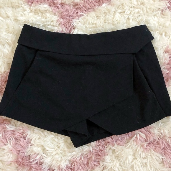 Asymmetrical skirt - Picture 1 of 1